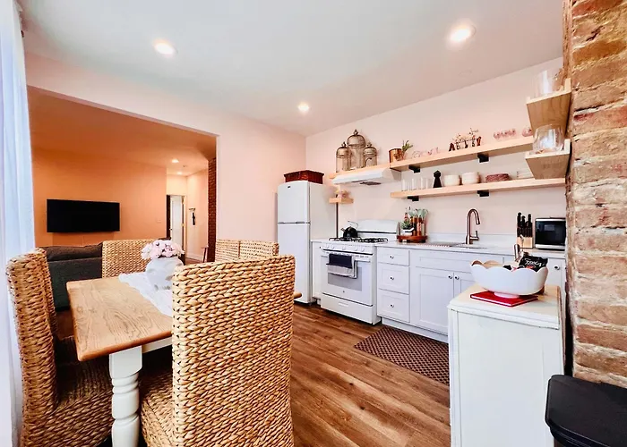 Mins To Stadiums - Spacious & Elegant Holiday home *